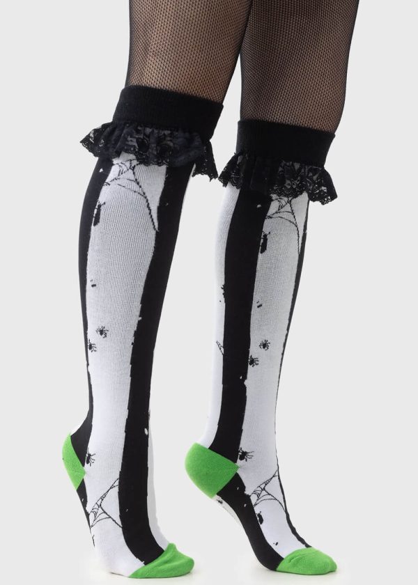 Killstar x Beetlejuice Distressed Stripe Knee Socken Schwarz Weiß Im Angebot