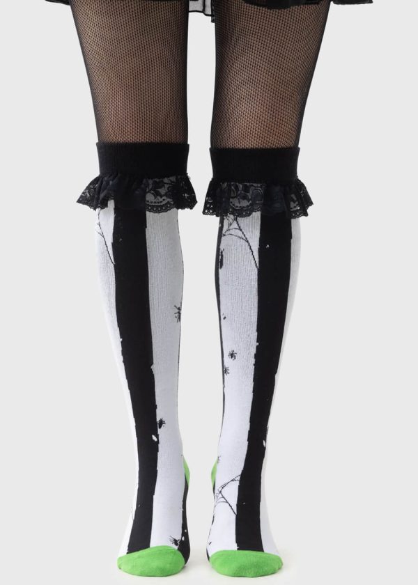 Killstar x Beetlejuice Distressed Stripe Knee Socken Schwarz Weiß Im Angebot – Bild 2