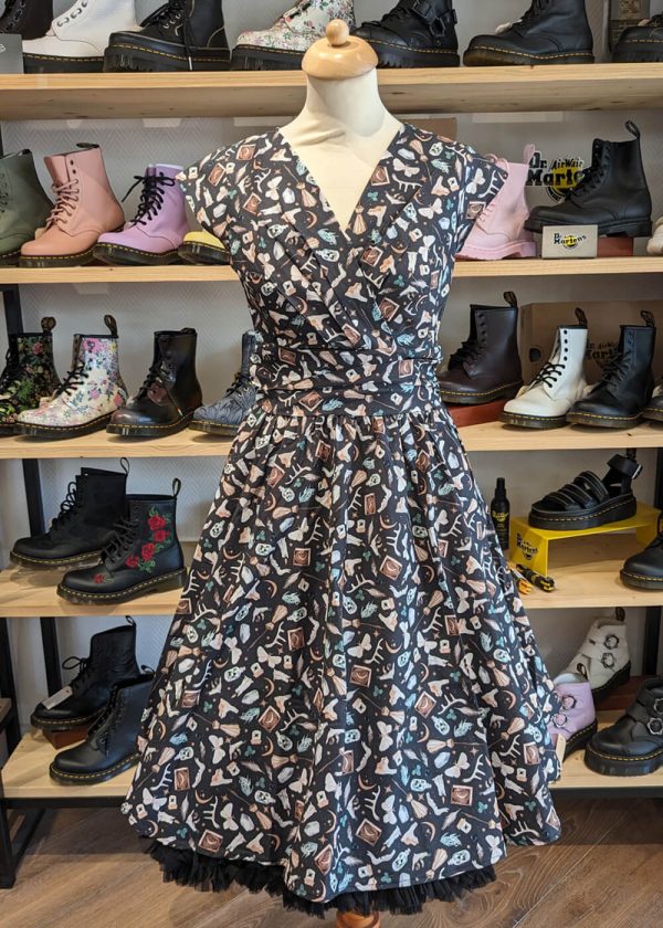 Retrolicious Greta Dark Academia 50 s Swingkleid Multi Rabatt – Bild 3