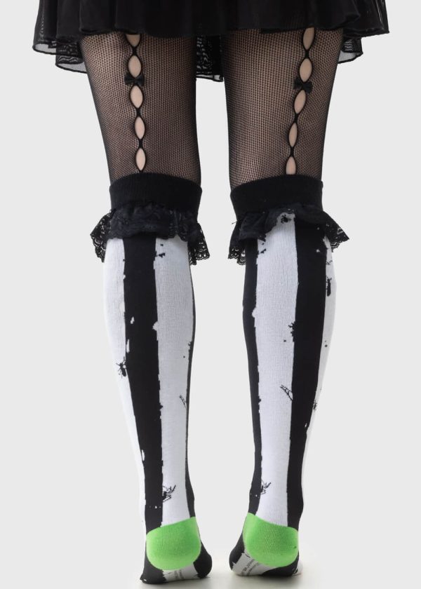 Killstar x Beetlejuice Distressed Stripe Knee Socken Schwarz Weiß Im Angebot – Bild 4