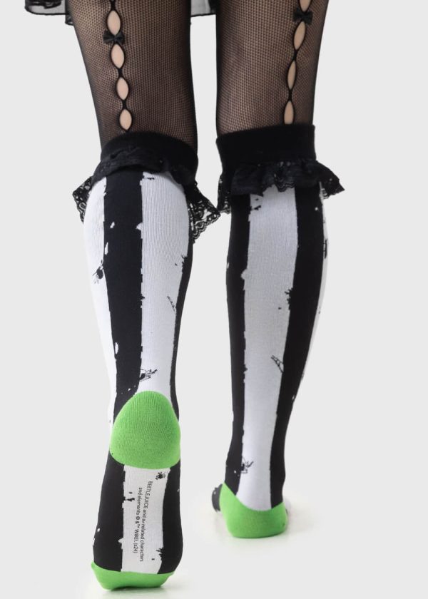 Killstar x Beetlejuice Distressed Stripe Knee Socken Schwarz Weiß Im Angebot – Bild 5